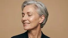 Slordig grijs of nobel zilver: zo stop je met het martelen van je haar met verf en zie je er toch geweldig uit