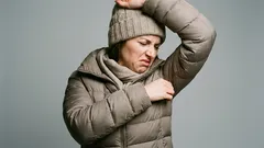 Zweetgeur uit bovenkleding verwijderen: 4 snelle manieren om kleding op te frissen zonder te wassen