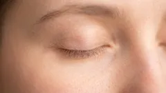 Hoe je na je 50e je wimpers en wenkbrauwen laat groeien zonder extensions van de salon — advies van experts