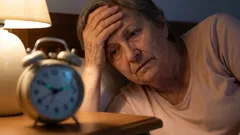 Waarom ouderen om 03.00 uur wakker worden: wat de wetenschap zegt